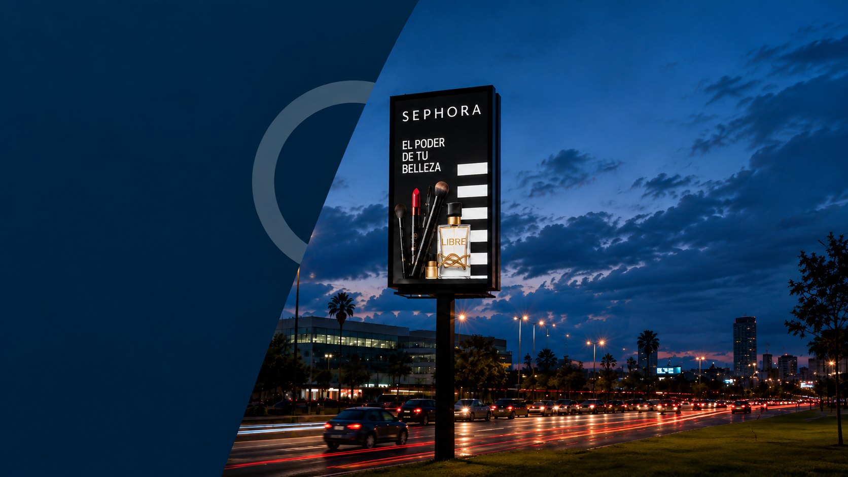 Pantalla publicitaria de Sephora en una avenida al atardecer